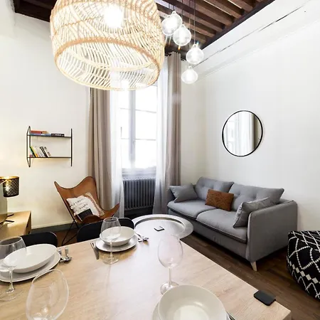 Spacious And Cozy In Vieux Ail アパート